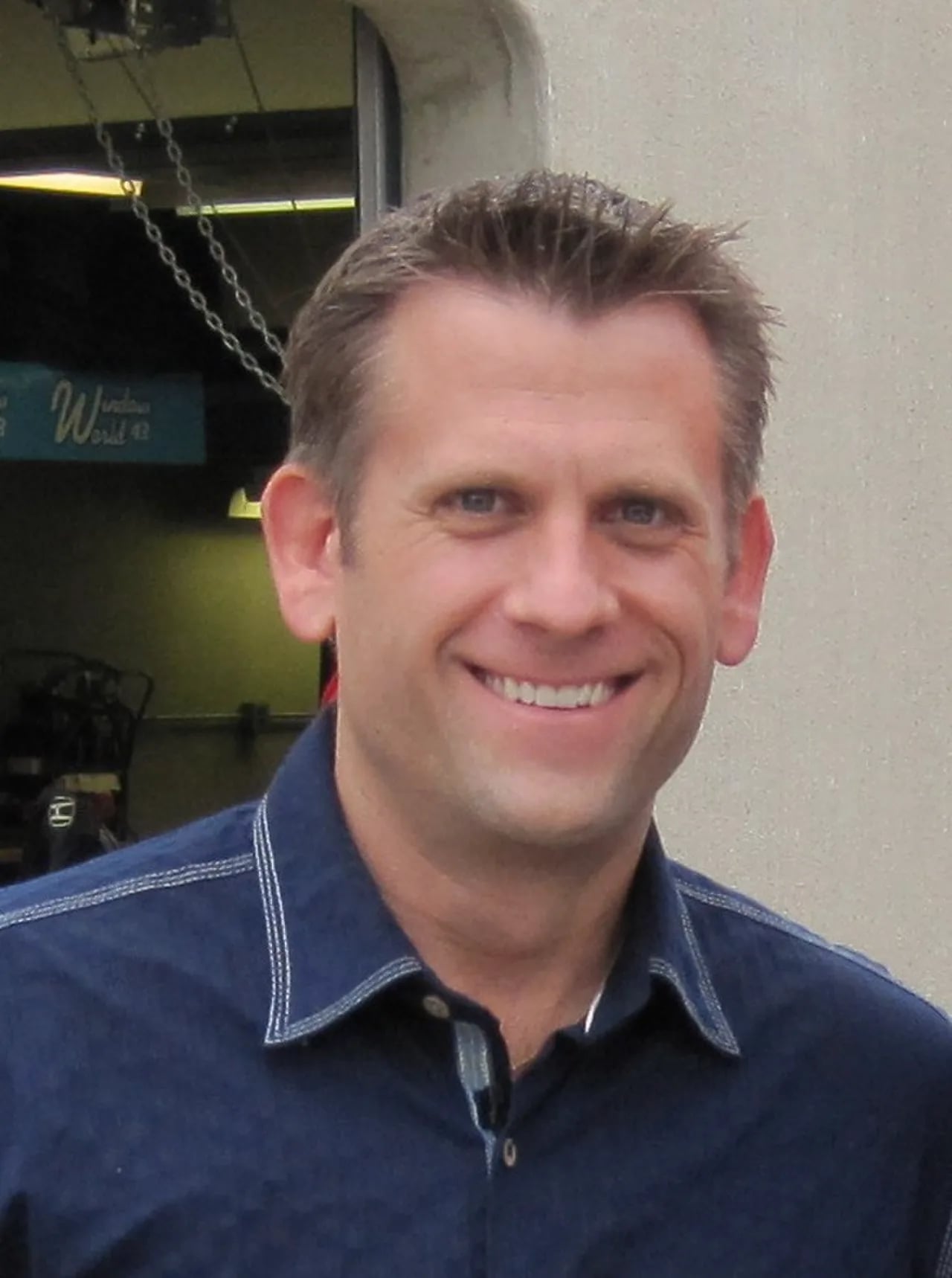 Porträt von John Brenkus (1971–2025) – Gedenkseite
