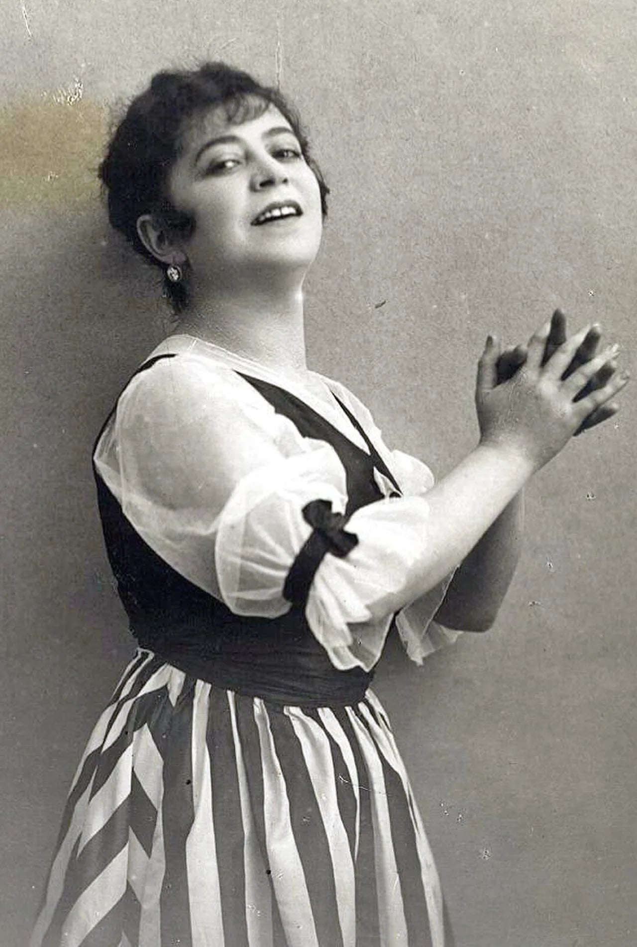 Portrait of Isa Kremer (1887–1956) – memorial page