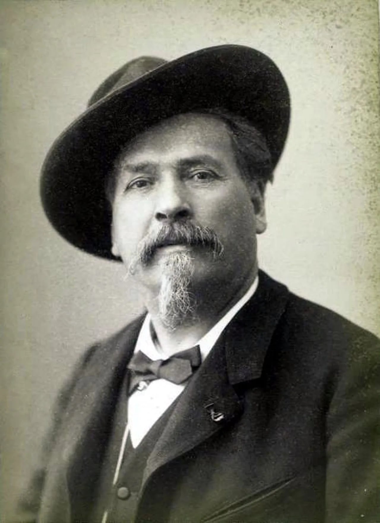 Portrait of Frédéric Mistral (1830–1914) – memorial page
