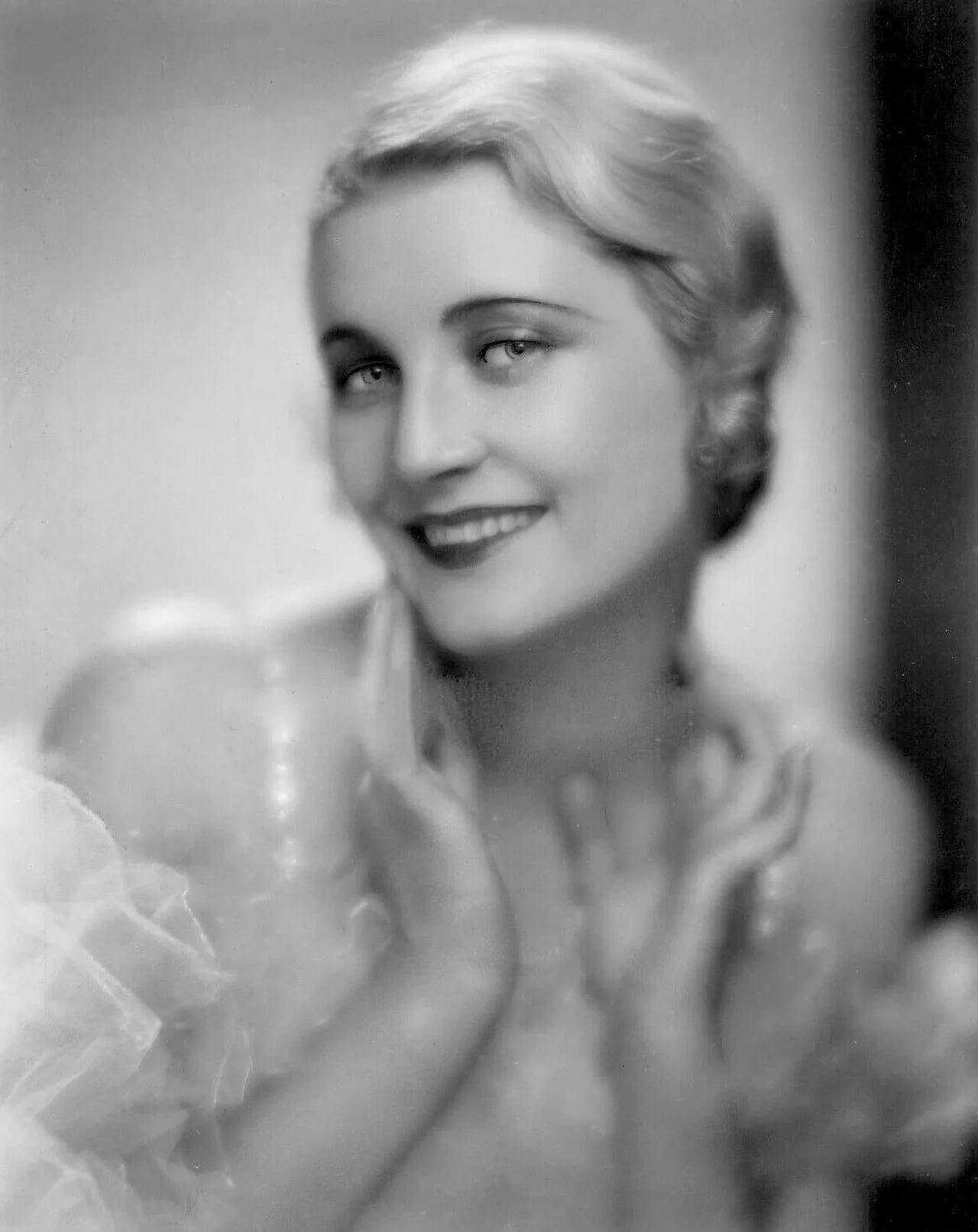 Portrait of Jeanette Loff (1906–1942) – memorial page