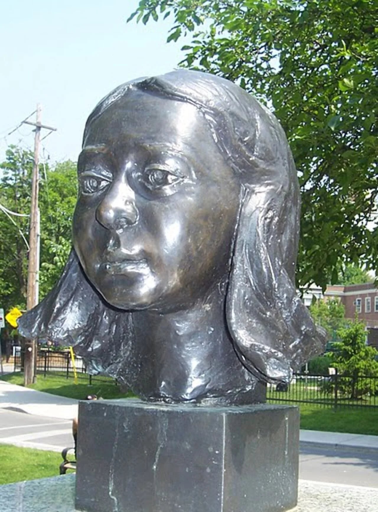 Portrait of Gwendolyn MacEwen (1941–1987) – memorial page