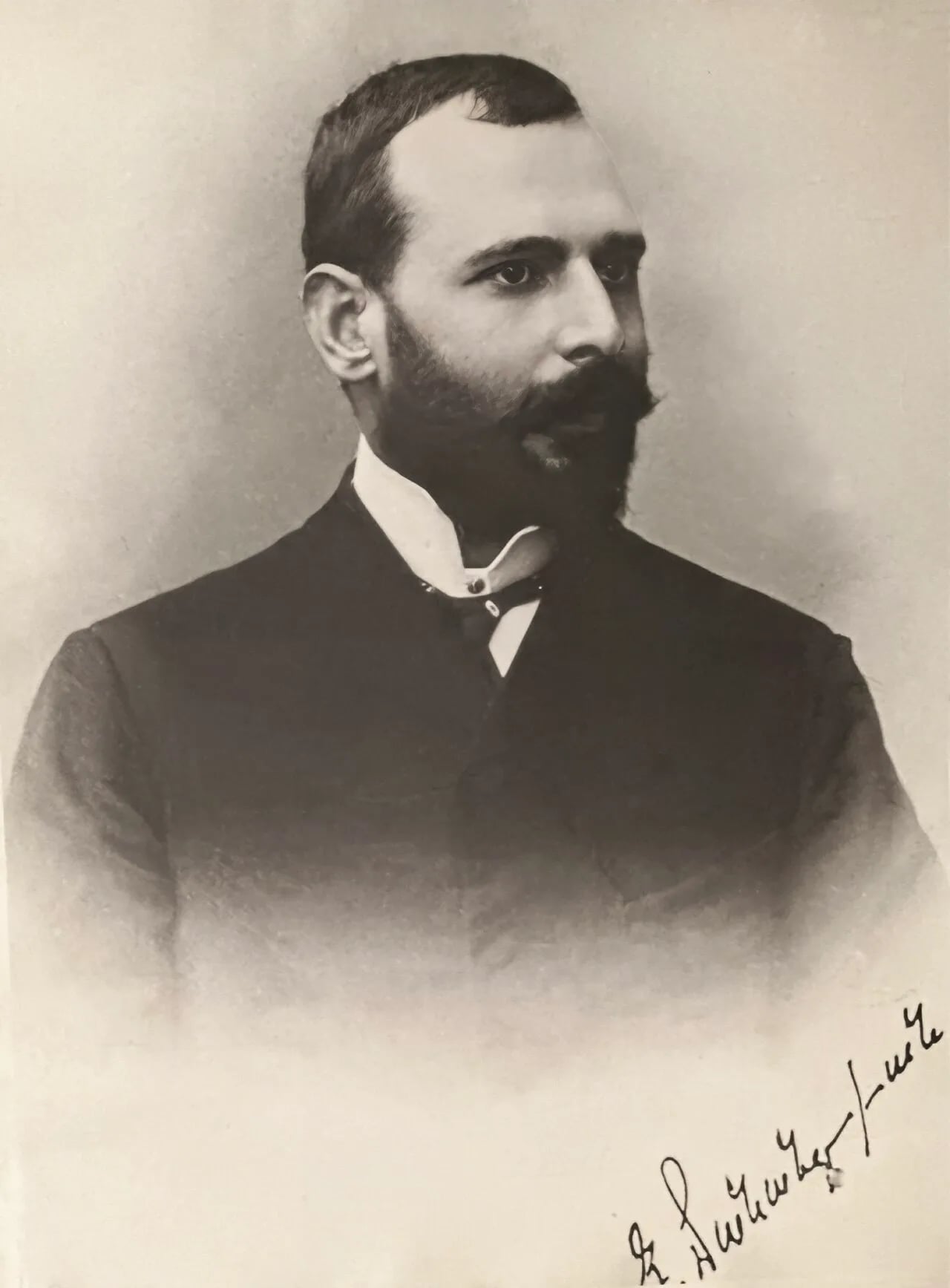 Porträt von Jacob Manandyan (1873–1952) – Gedenkseite