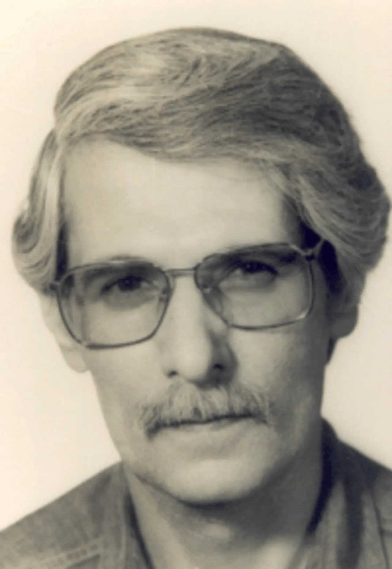 Portrait of Mehrdad Avesta (1930–1991) – memorial page
