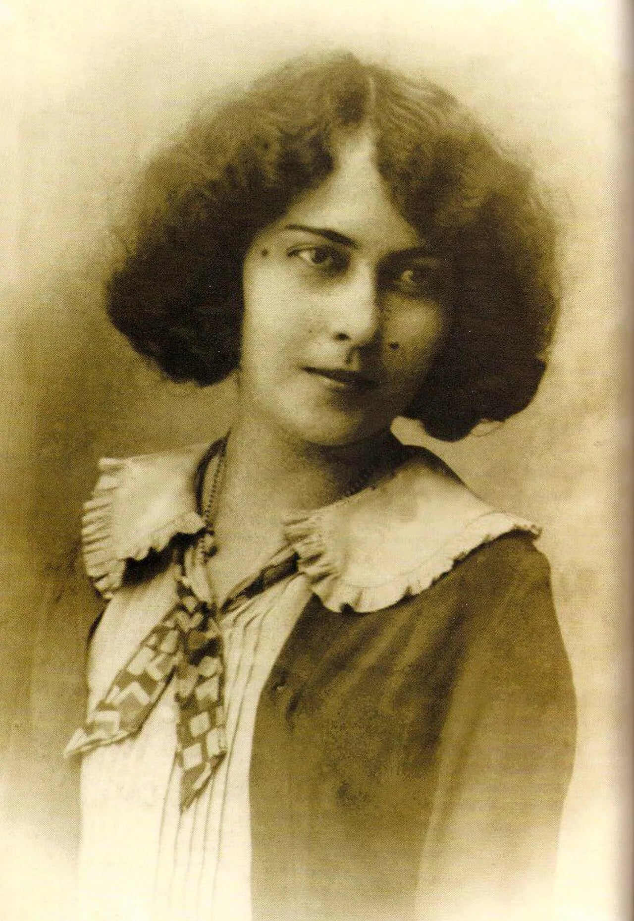 Portrait of Inés Mendoza (1908–1990) – memorial page