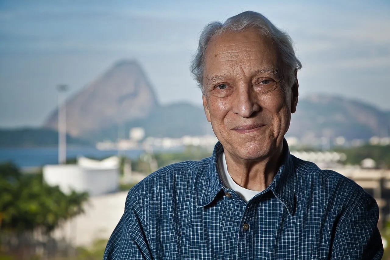 Portrait of Luiz Alfredo Garcia-Roza (1936–2020) – memorial page