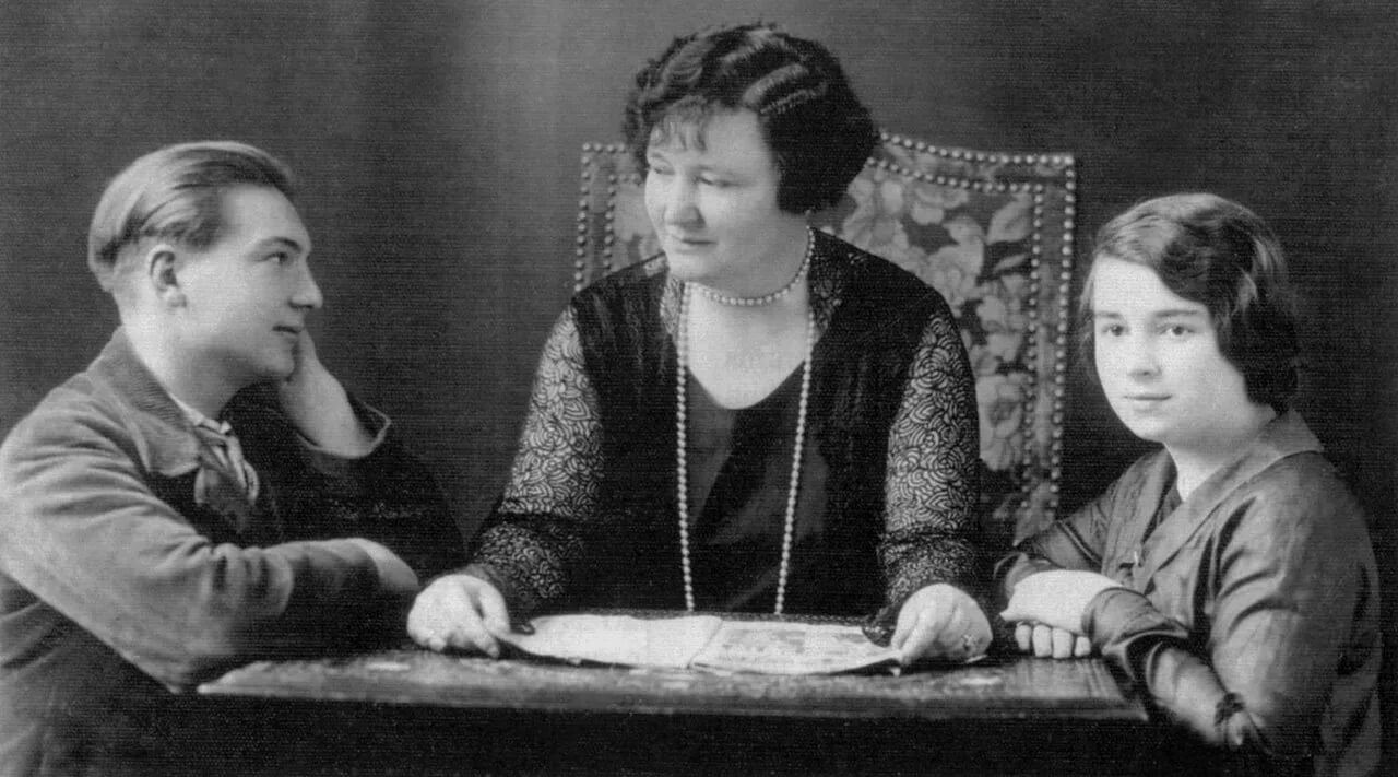 Portrait of Everina Borst (1888–1943) – memorial page