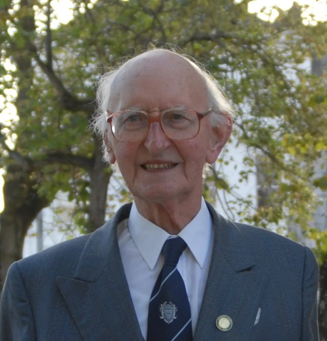 Porträt von Tomás Mac Giolla (1924–2010) – Gedenkseite
