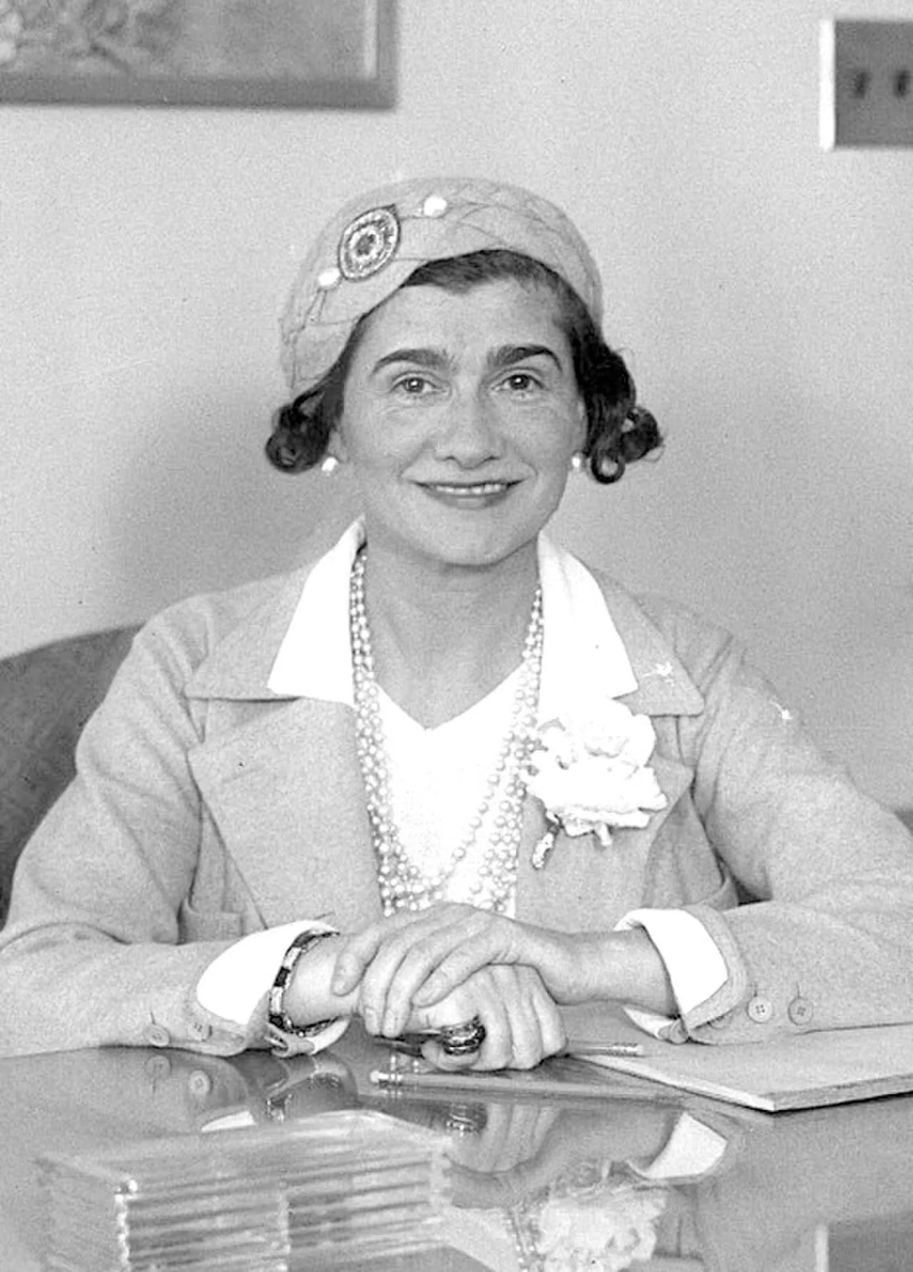 Porträt von Coco Chanel (1883–1971) – Gedenkseite