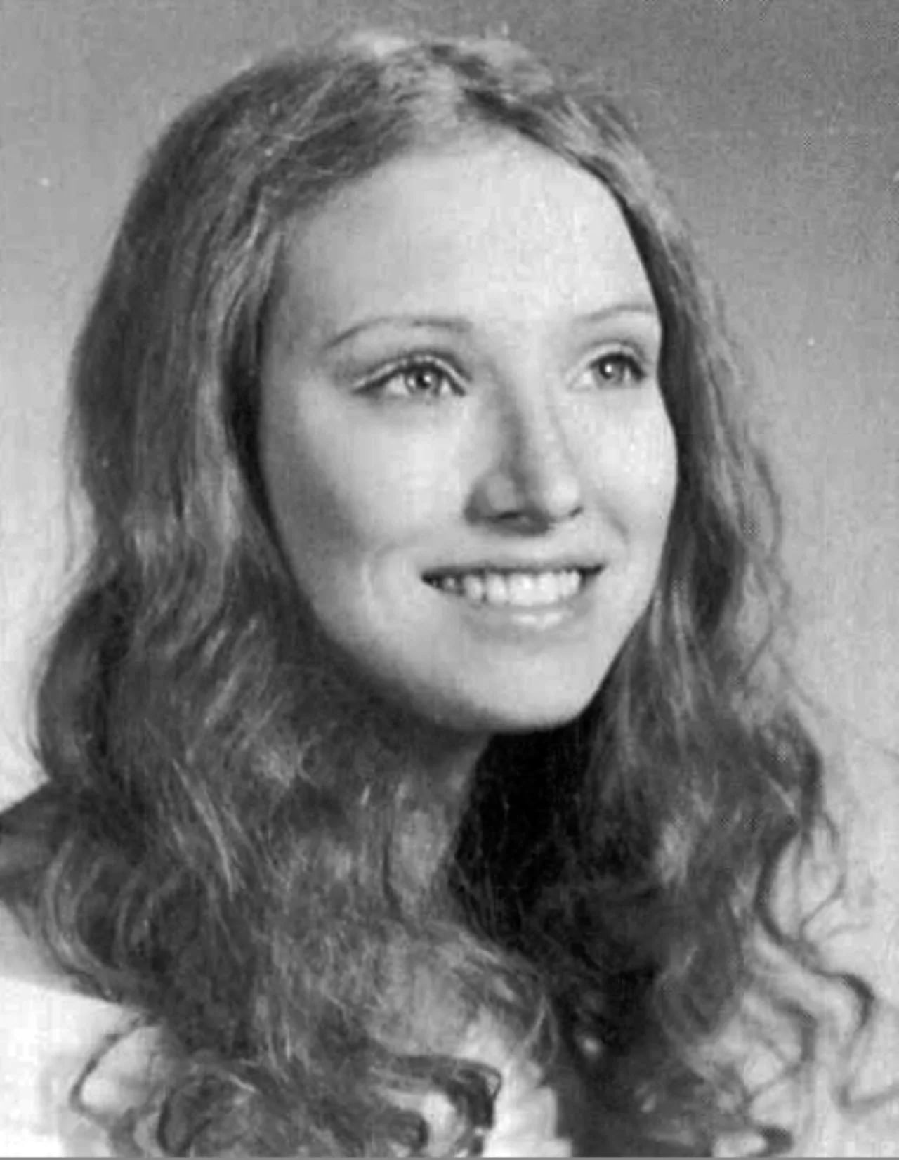 Porträt von Darlanne Fluegel (1953–2017) – Gedenkseite