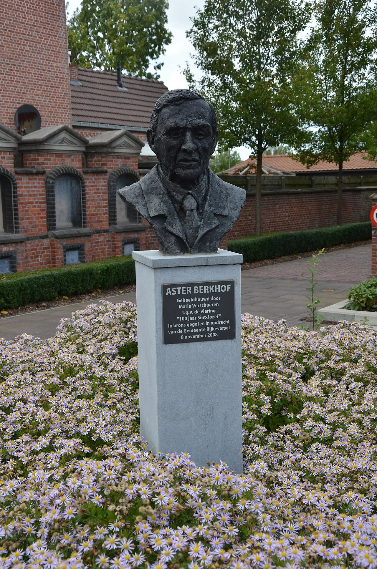 Porträt von Lode Van Den Bergh (1920–2020) – Gedenkseite