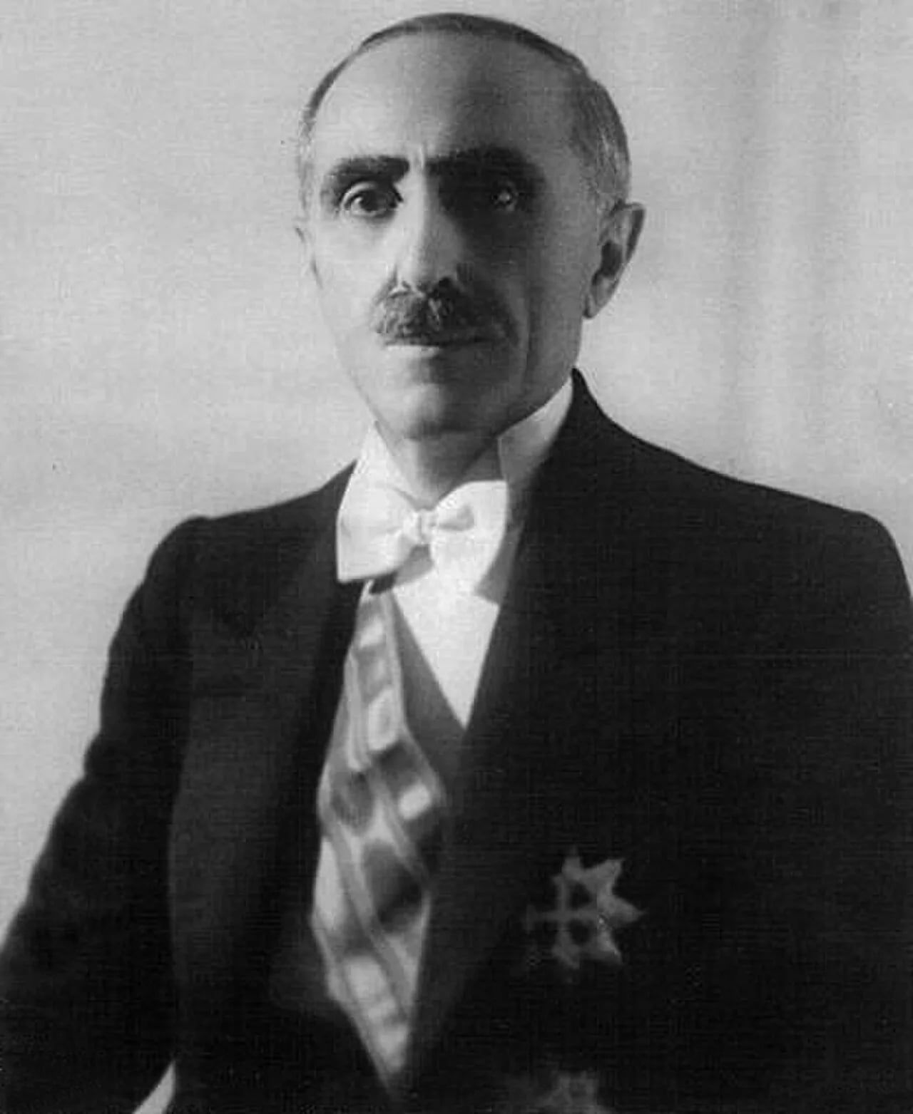 Porträt von Shefqet Vërlaci (1877–1946) – Gedenkseite