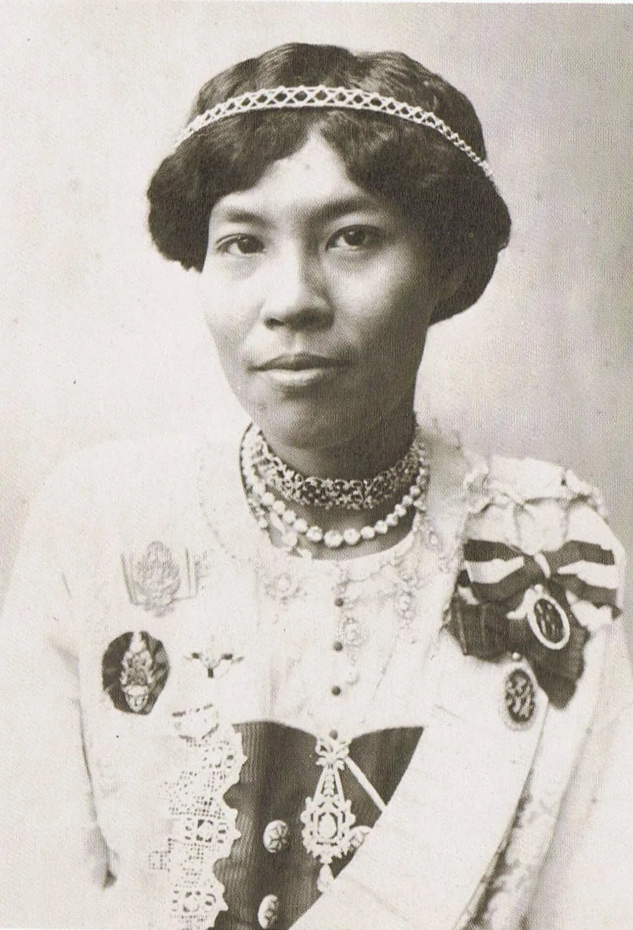 Portrait of Adorndibyanibha (1889–1958) – memorial page