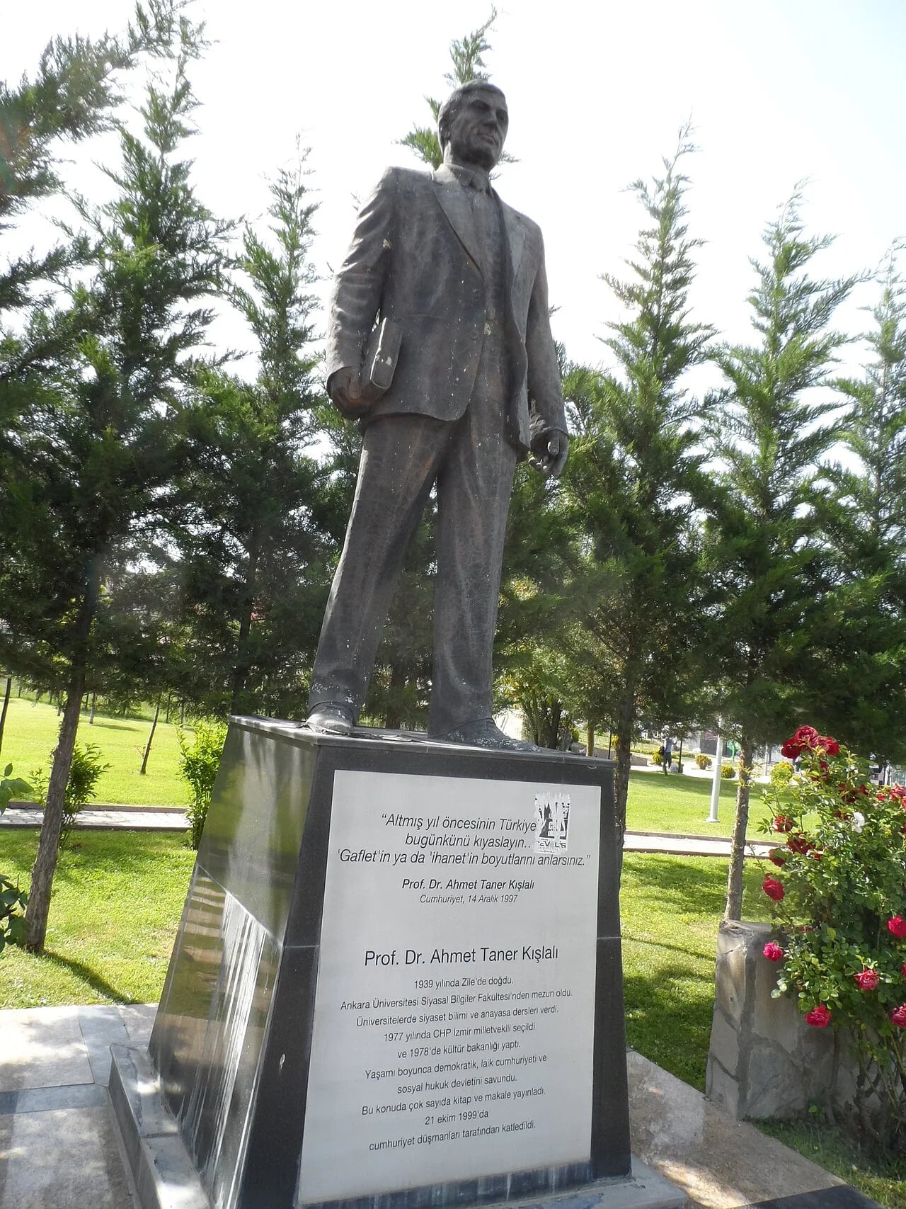 Portrait of Ahmet Taner Kışlalı (1939–1999) – memorial page