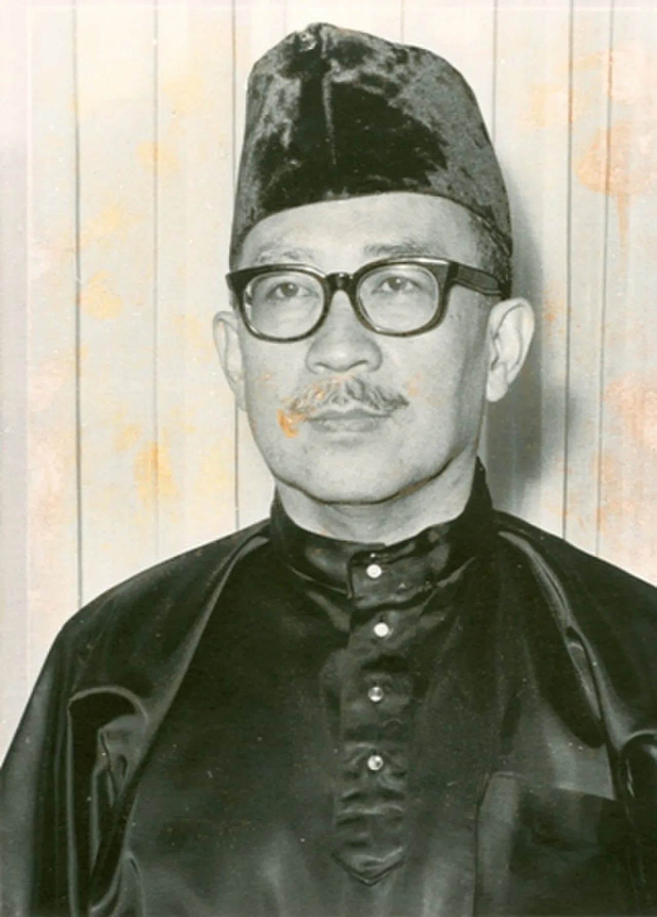 Portrait of Idrus Nasir Djajadiningrat (1920–1980) – memorial page