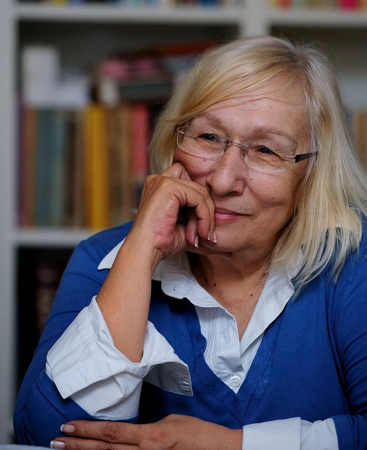 Porträt von Alev Alatlı (1944–2024) – Gedenkseite