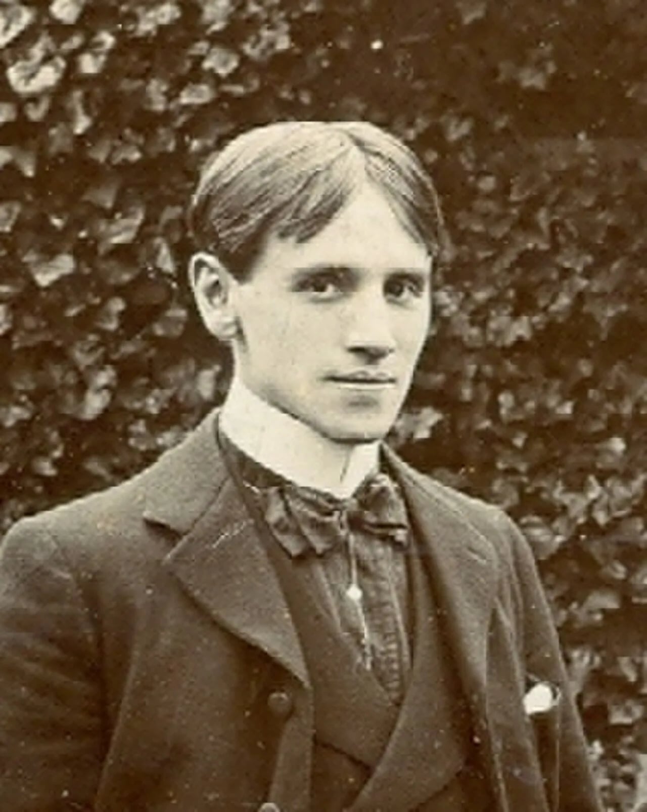 Portrait of Alfred Garth Jones (1872–1955) – memorial page