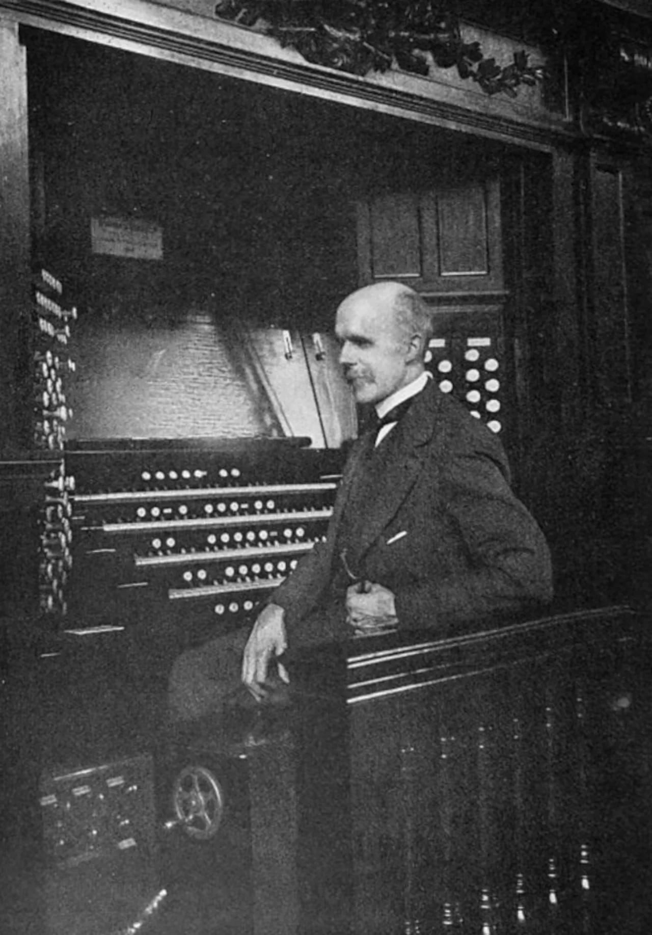 Portrait of Alfred Hollins (1865–1942) – memorial page