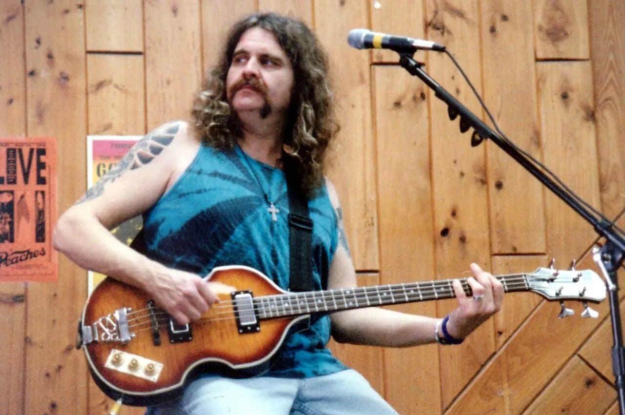 Portrait of Allen Woody (1955–2000) – memorial page