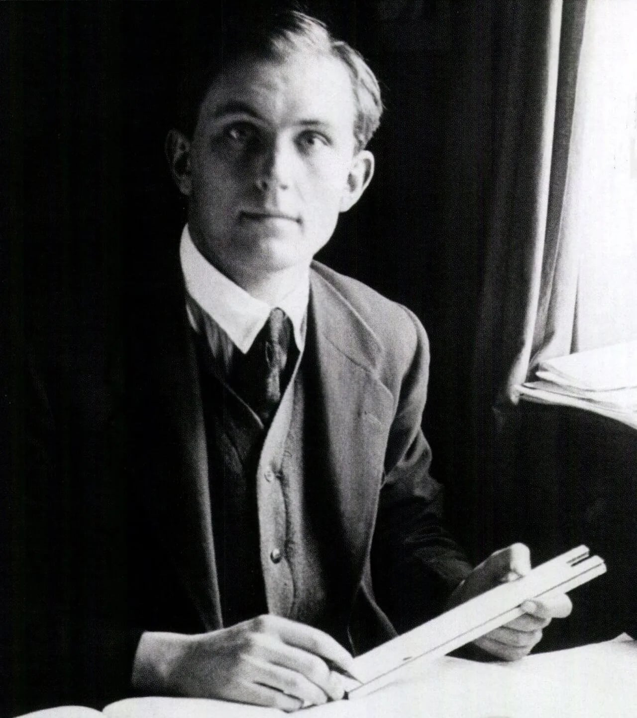 Portrait of Amherst Villiers (1900–1991) – memorial page