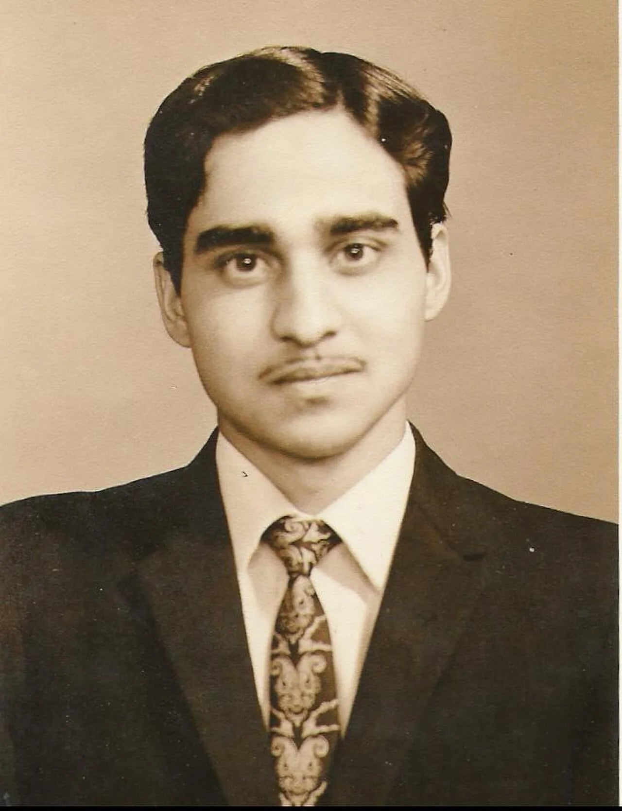 Porträt von Amiya Pujari (1948–2003) – Gedenkseite
