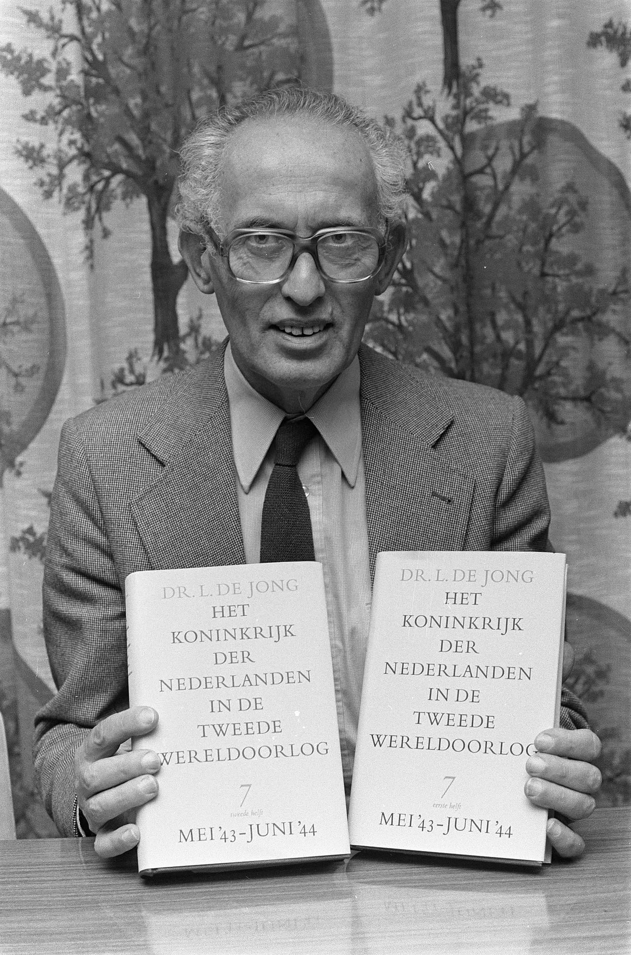 Portrait of Loe de Jong (1914–2005) – memorial page