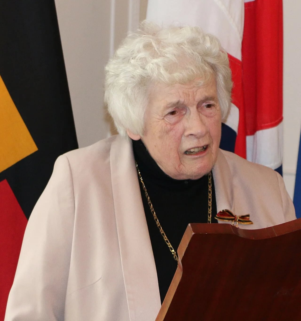 Portrait of Anthea Bell (1936–2018) – memorial page