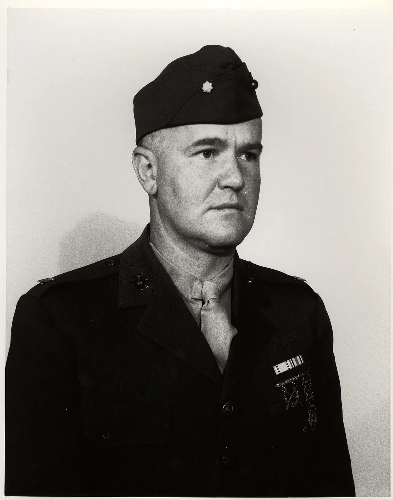 Porträt von Aquilla J. Dyess (1909–1944) – Gedenkseite