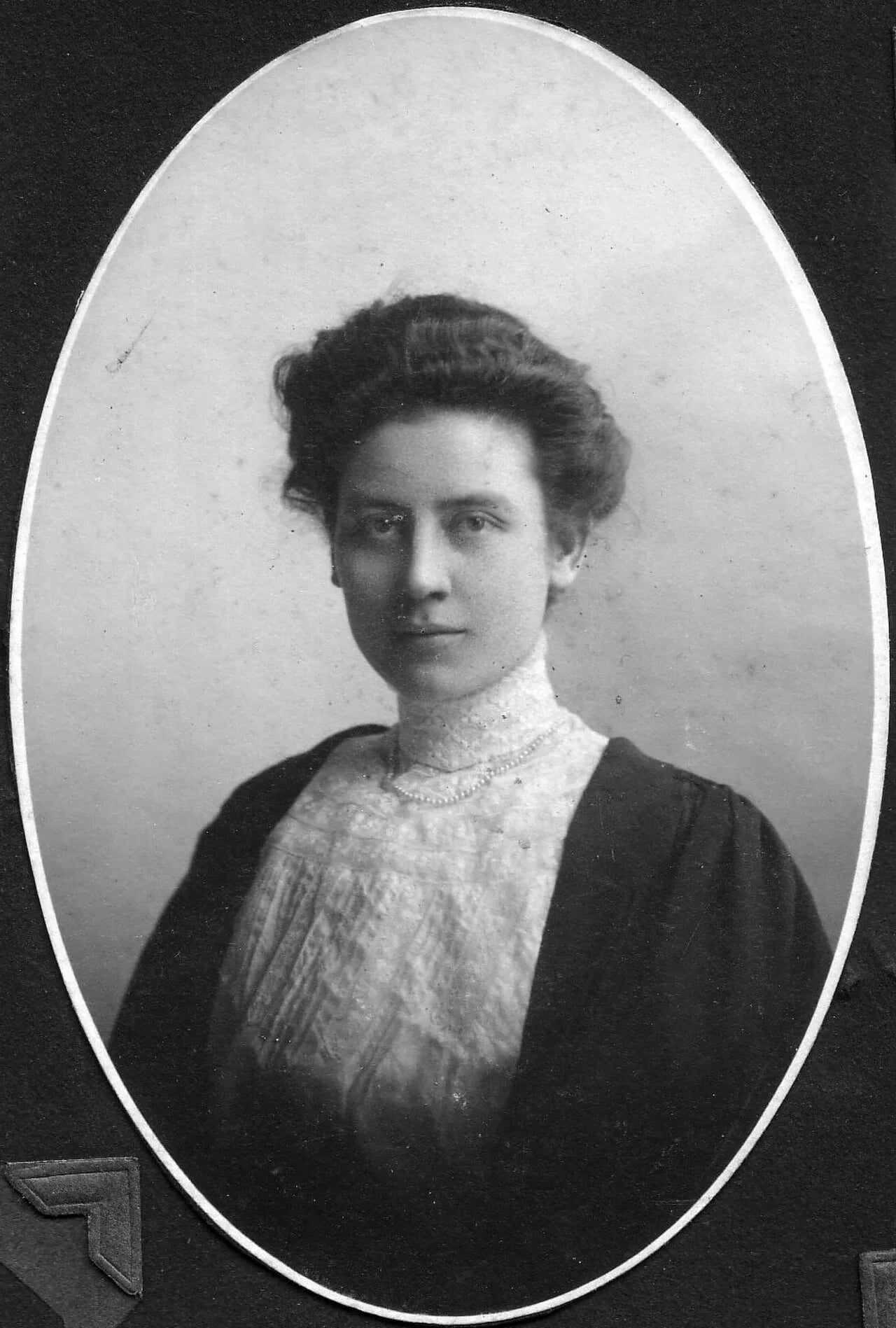 Portrait of Jennie Smillie Robertson (1878–1981) – memorial page