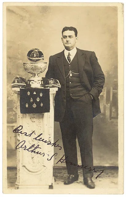 Porträt von Arthur Hennessy (1876–1959) – Gedenkseite