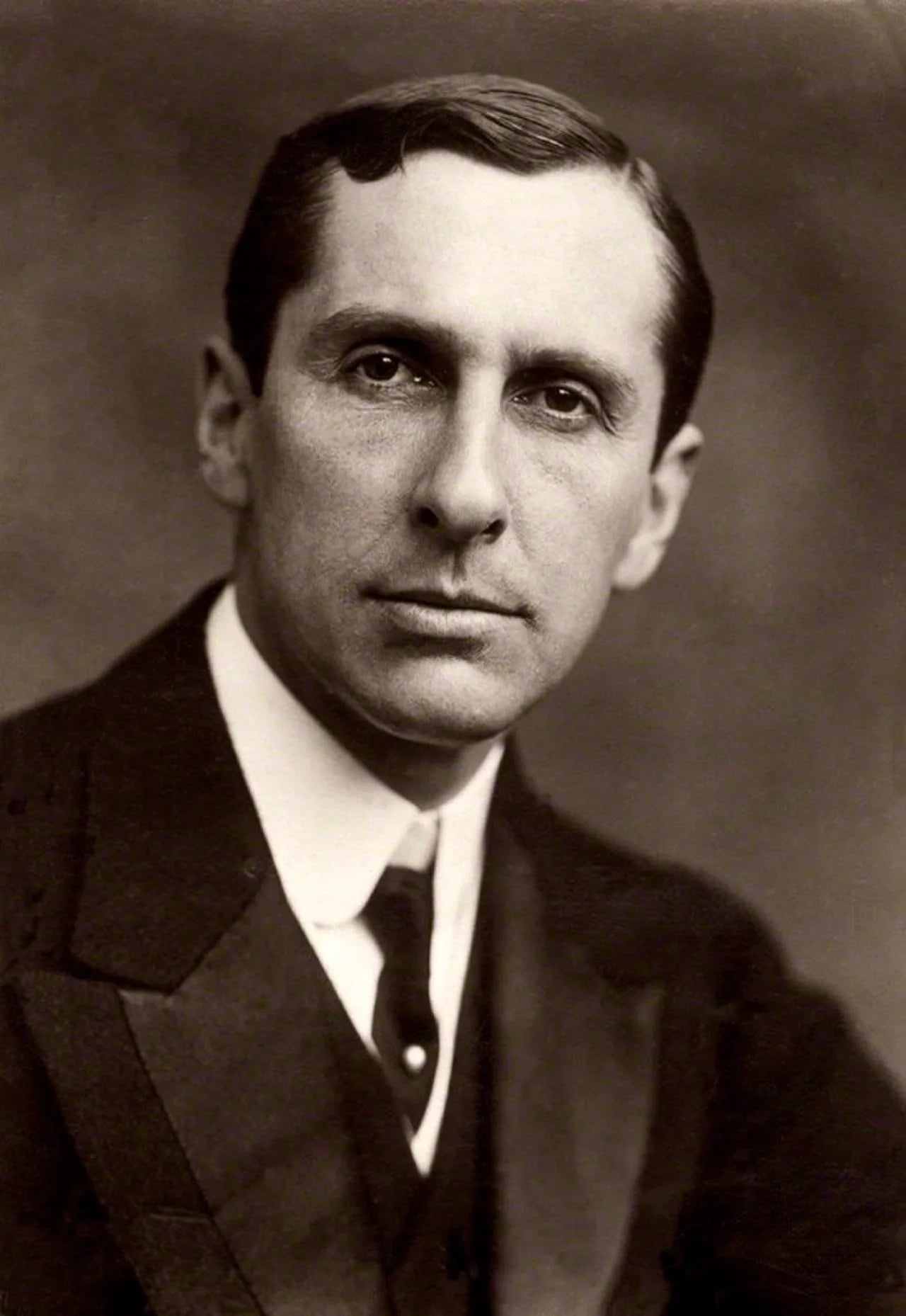 Portrait of Arthur Hamilton Lee (1868–1947) – memorial page