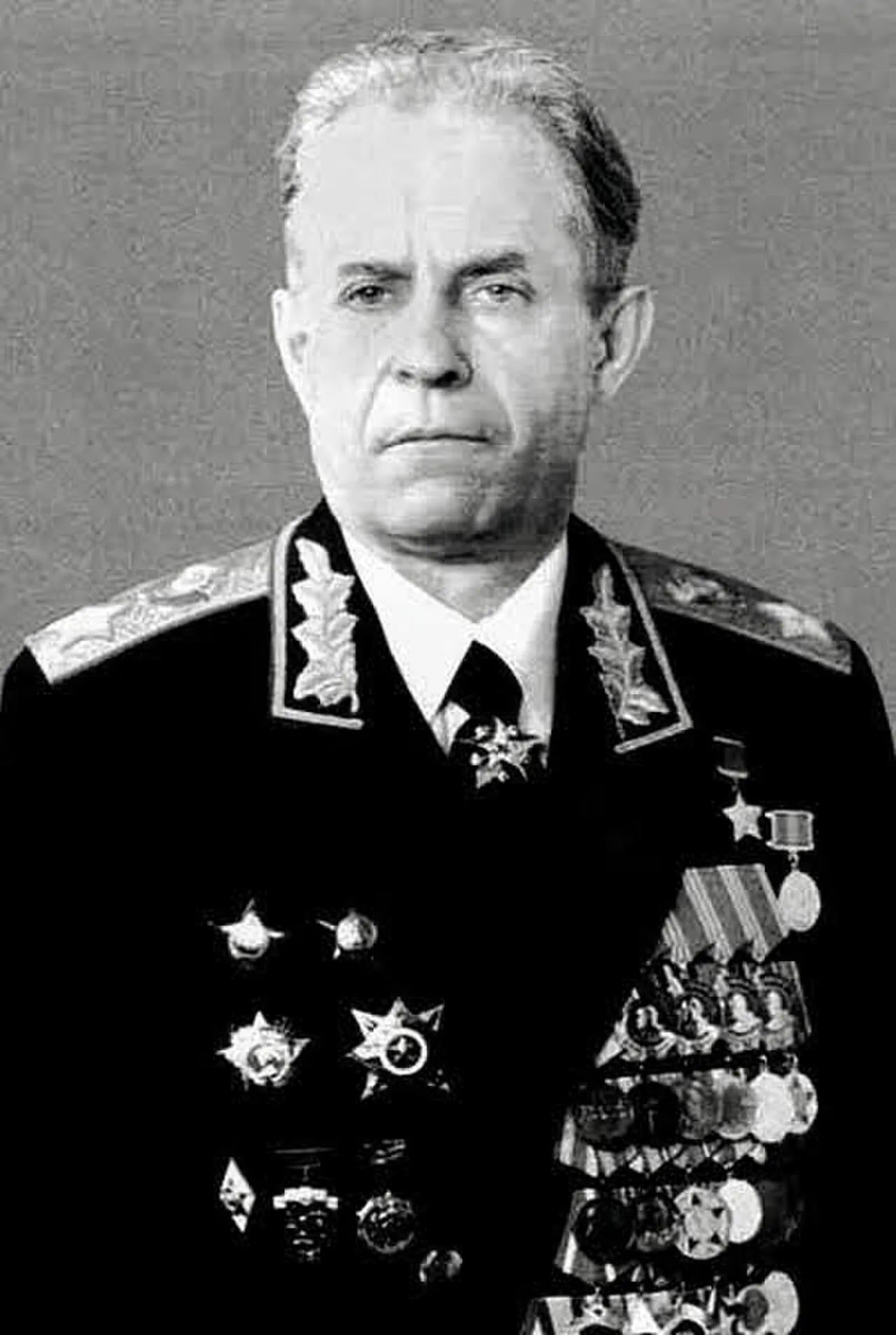 Porträt von Sergei Fjodorowitsch Achromejew (1923–1991) – Gedenkseite