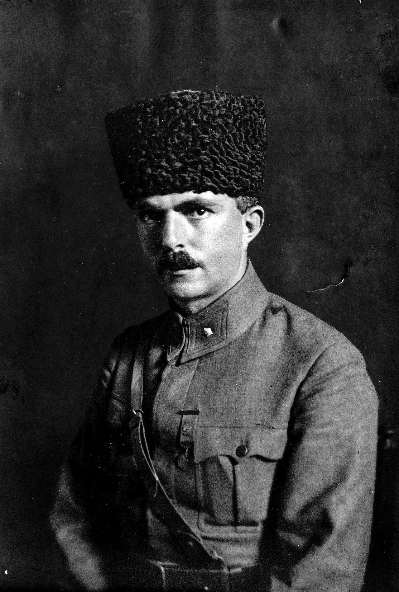 Porträt von İzzettin Çalışlar (1882–1951) – Gedenkseite