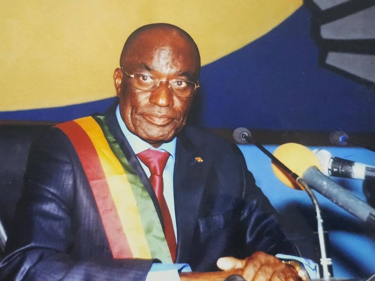 Porträt von Bernard Tchibambelela (1946–2025) – Gedenkseite