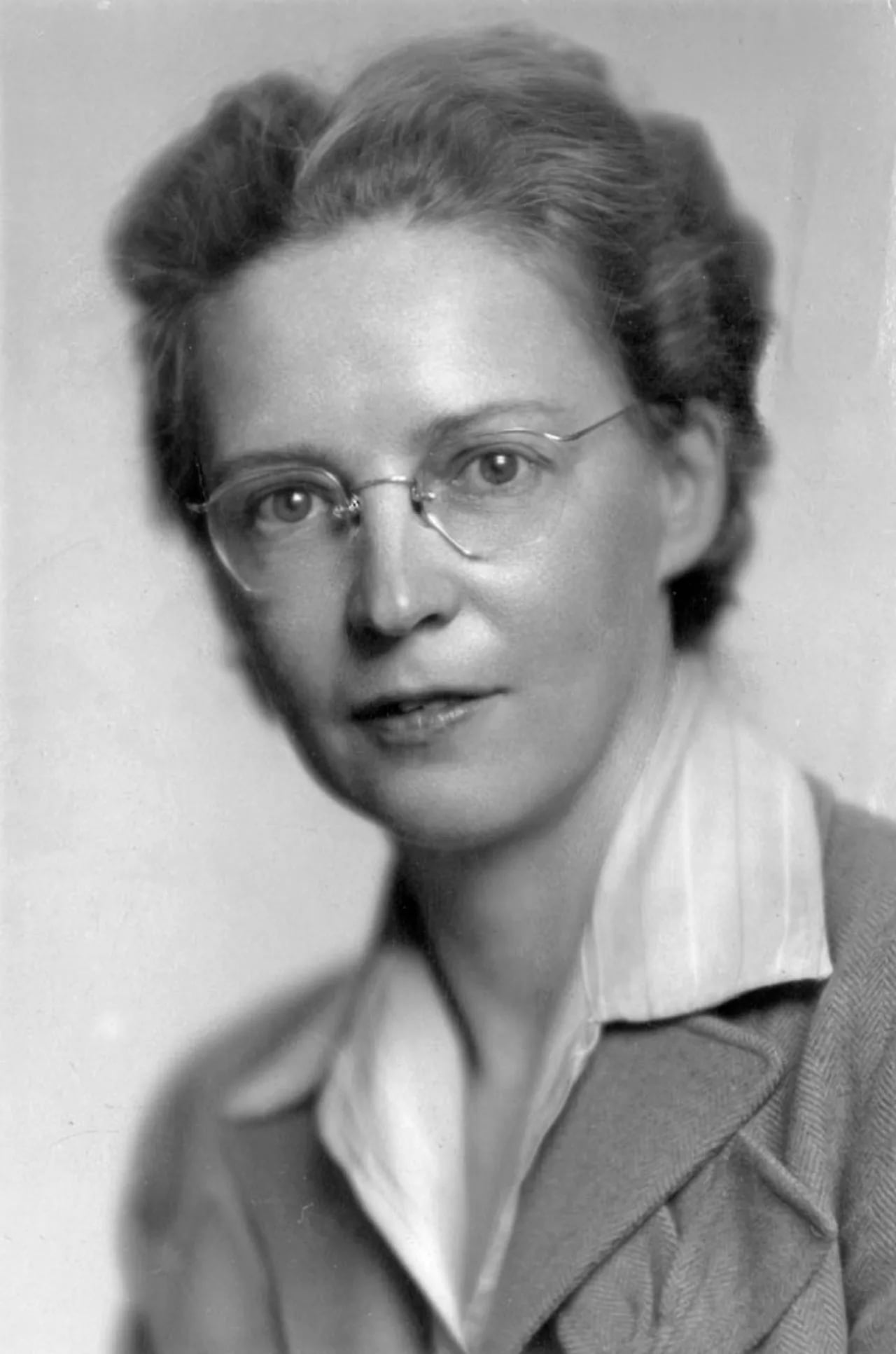 Portrait of Elsie MacGill (1905–1980) – memorial page