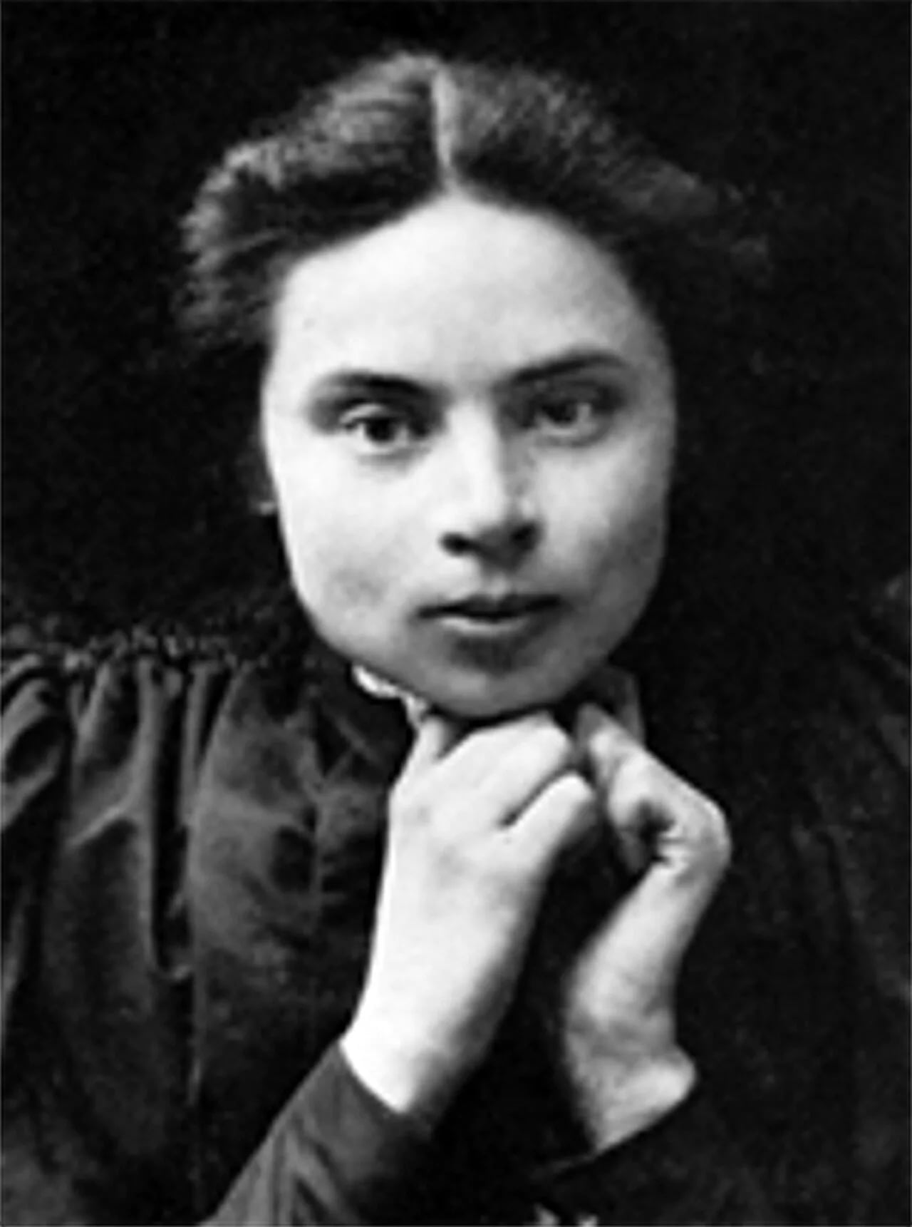 Portrait of Ester Almqvist (1869–1934) – memorial page