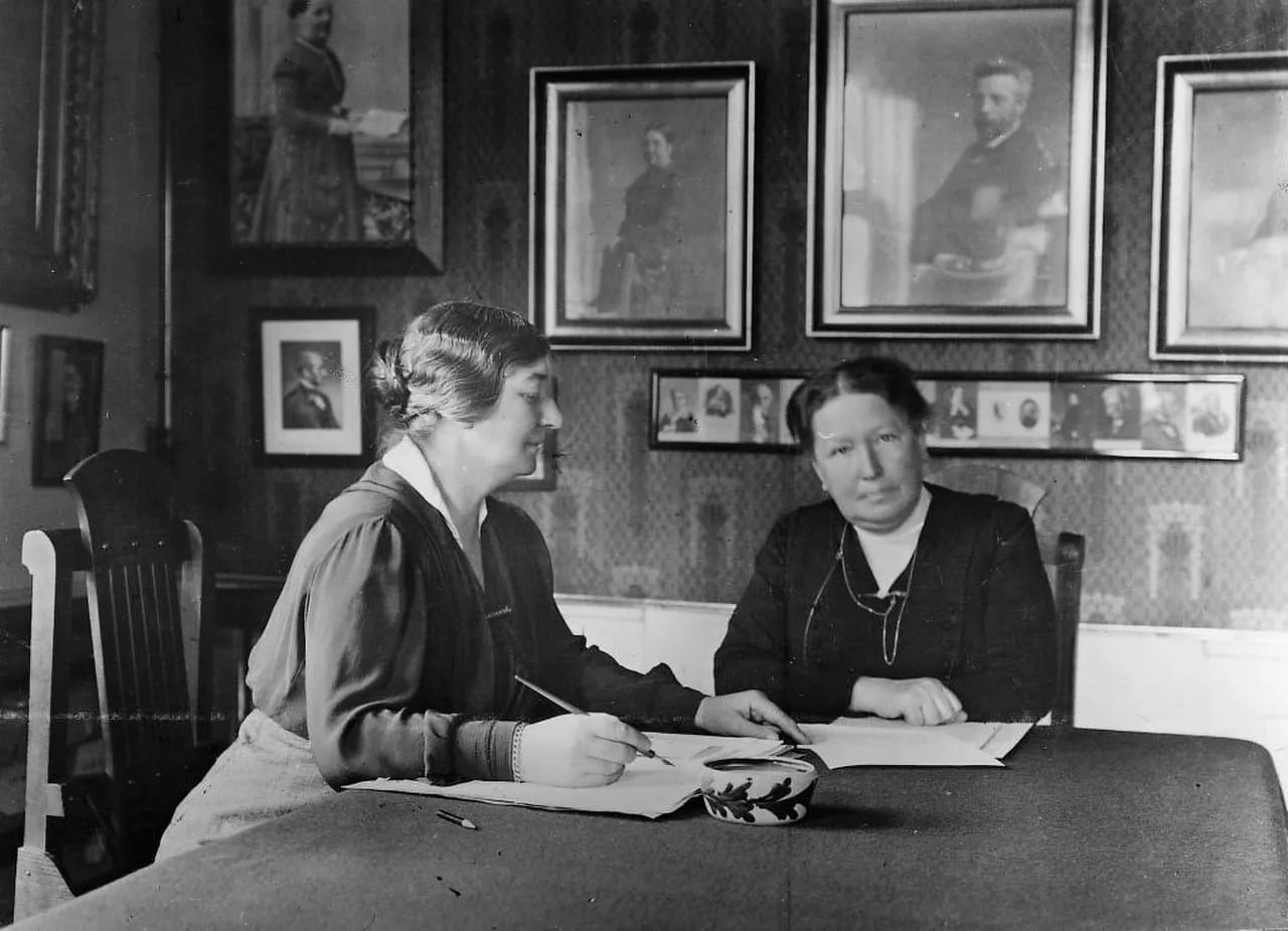Portrait of Julie Arenholt (1873–1952) – memorial page
