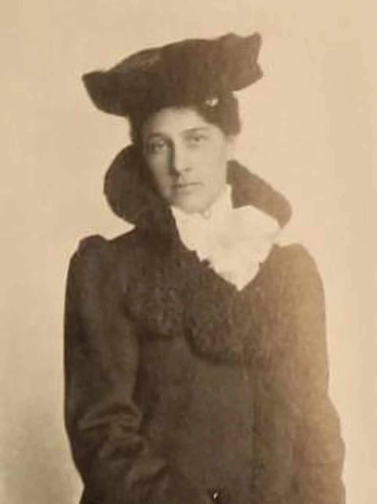 Portrait of Gudrun Løchen Drewsen (1867–1946) – memorial page
