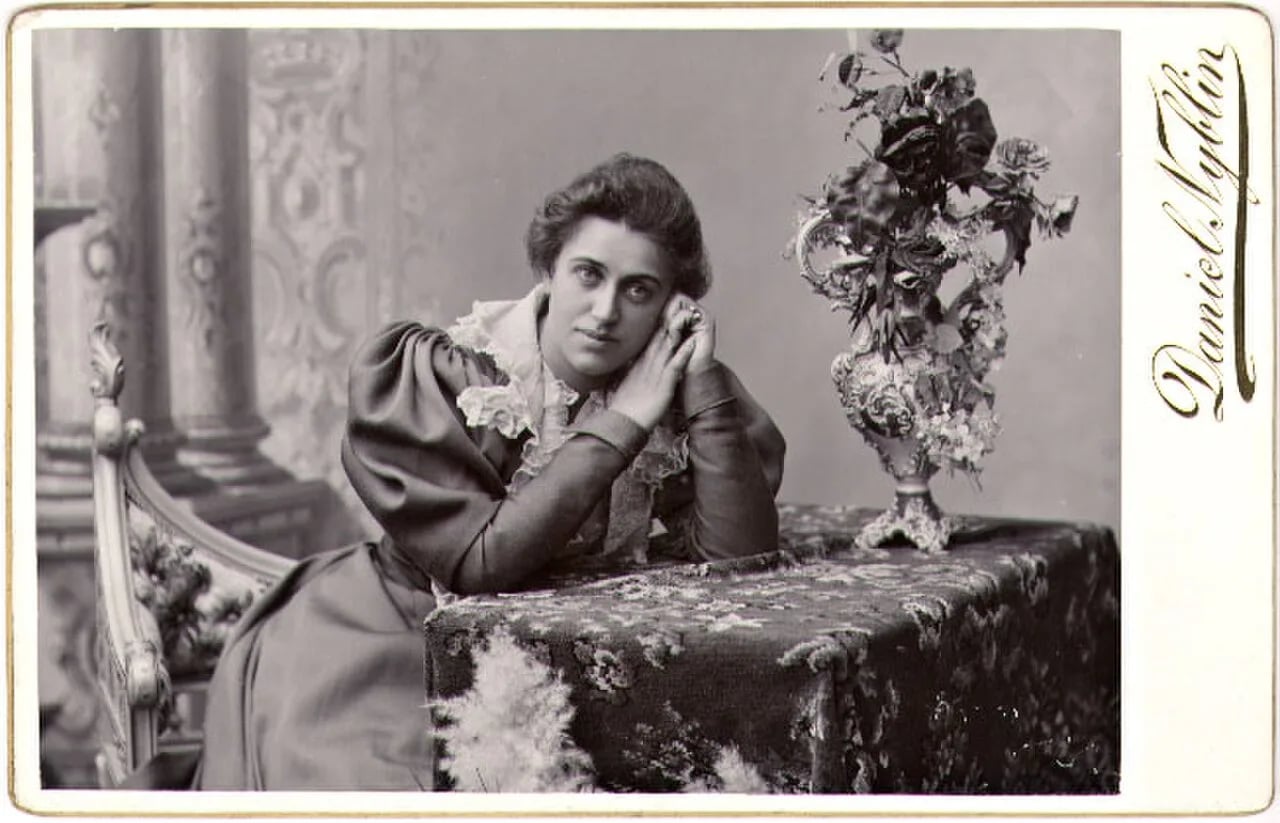 Porträt von Aina Mannerheim (1869–1964) – Gedenkseite