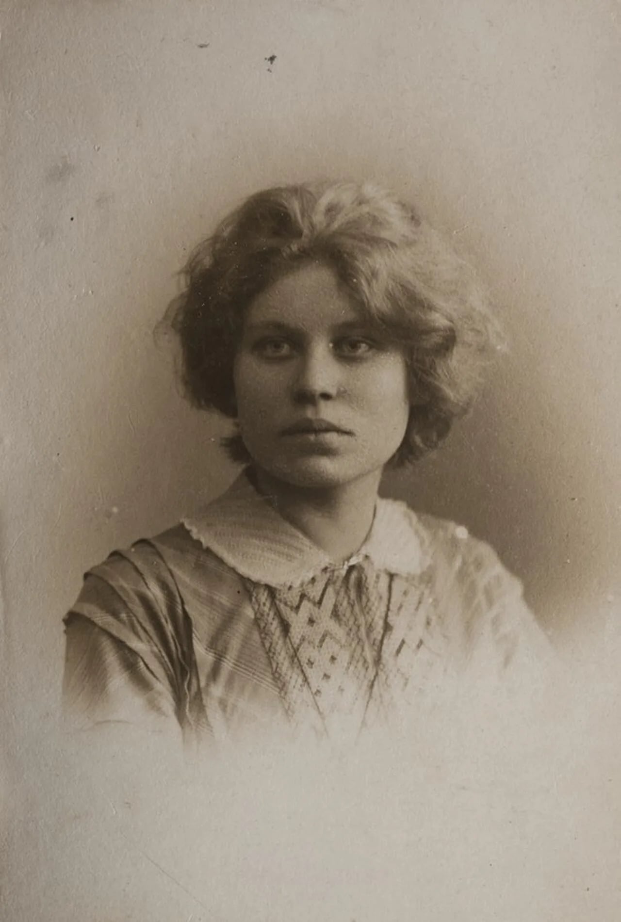 Porträt von Alma Ostra-Oinas (1886–1960) – Gedenkseite