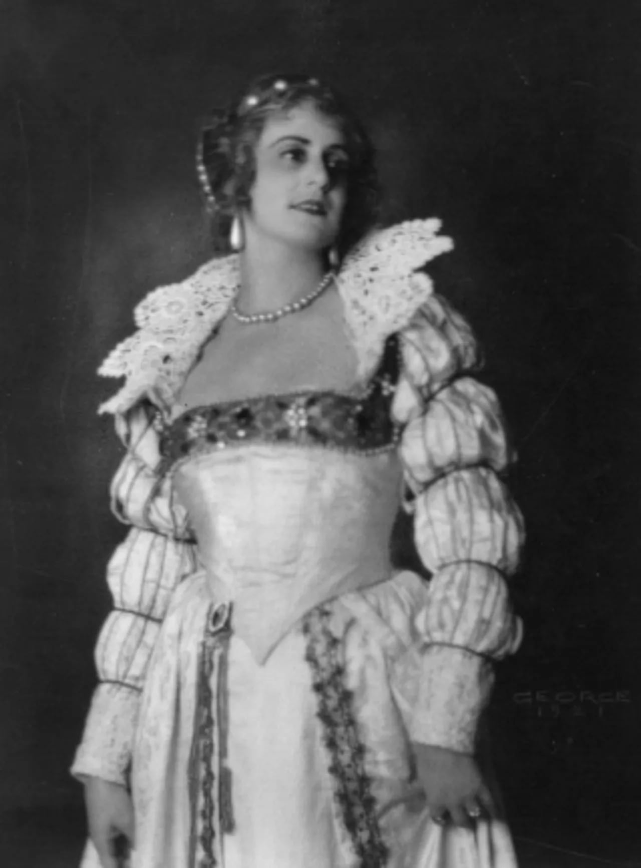 Portrait of Olga Raphael-Linden (1887–1967) – memorial page