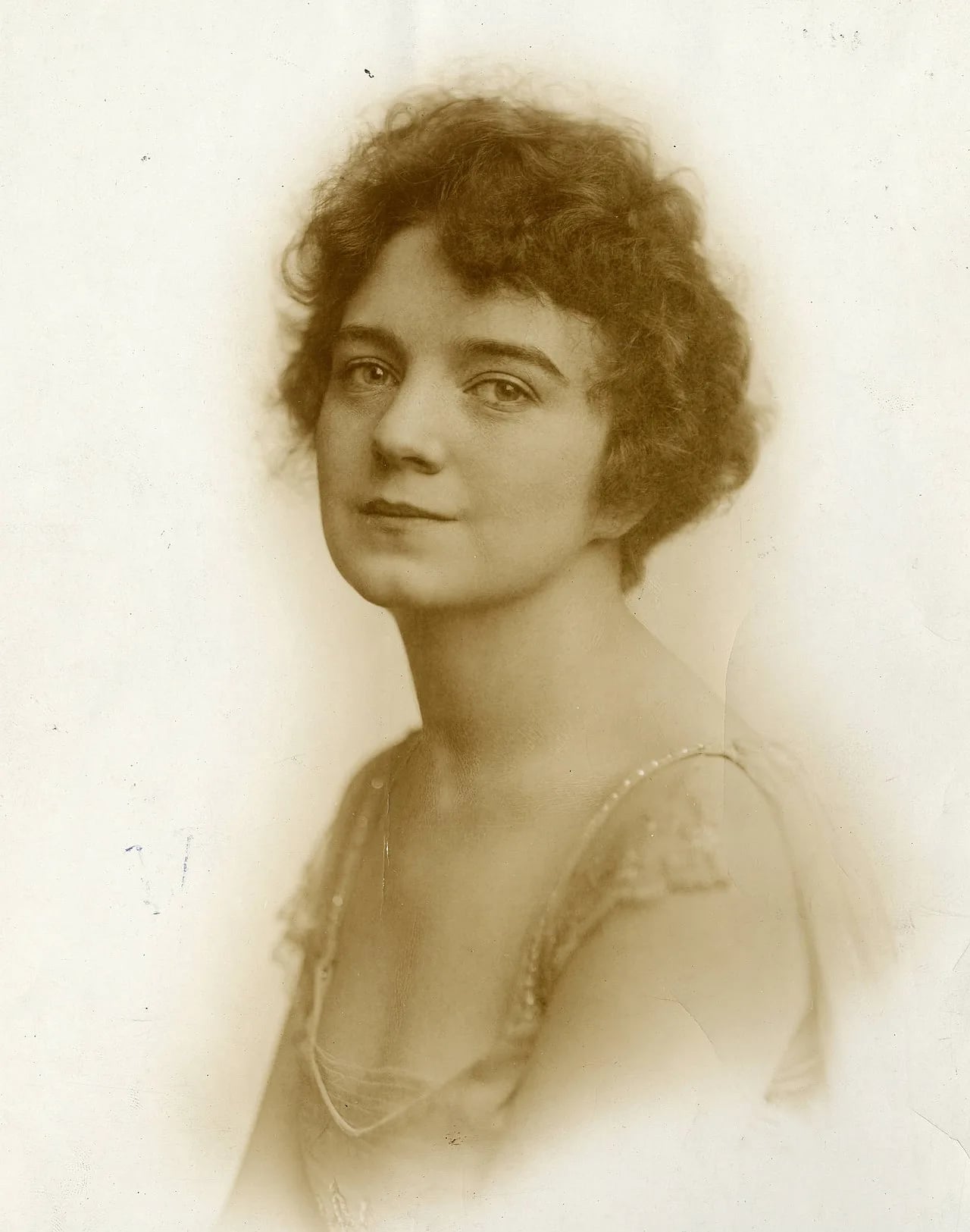 Portrait of Lotus Robb (1893–1969) – memorial page