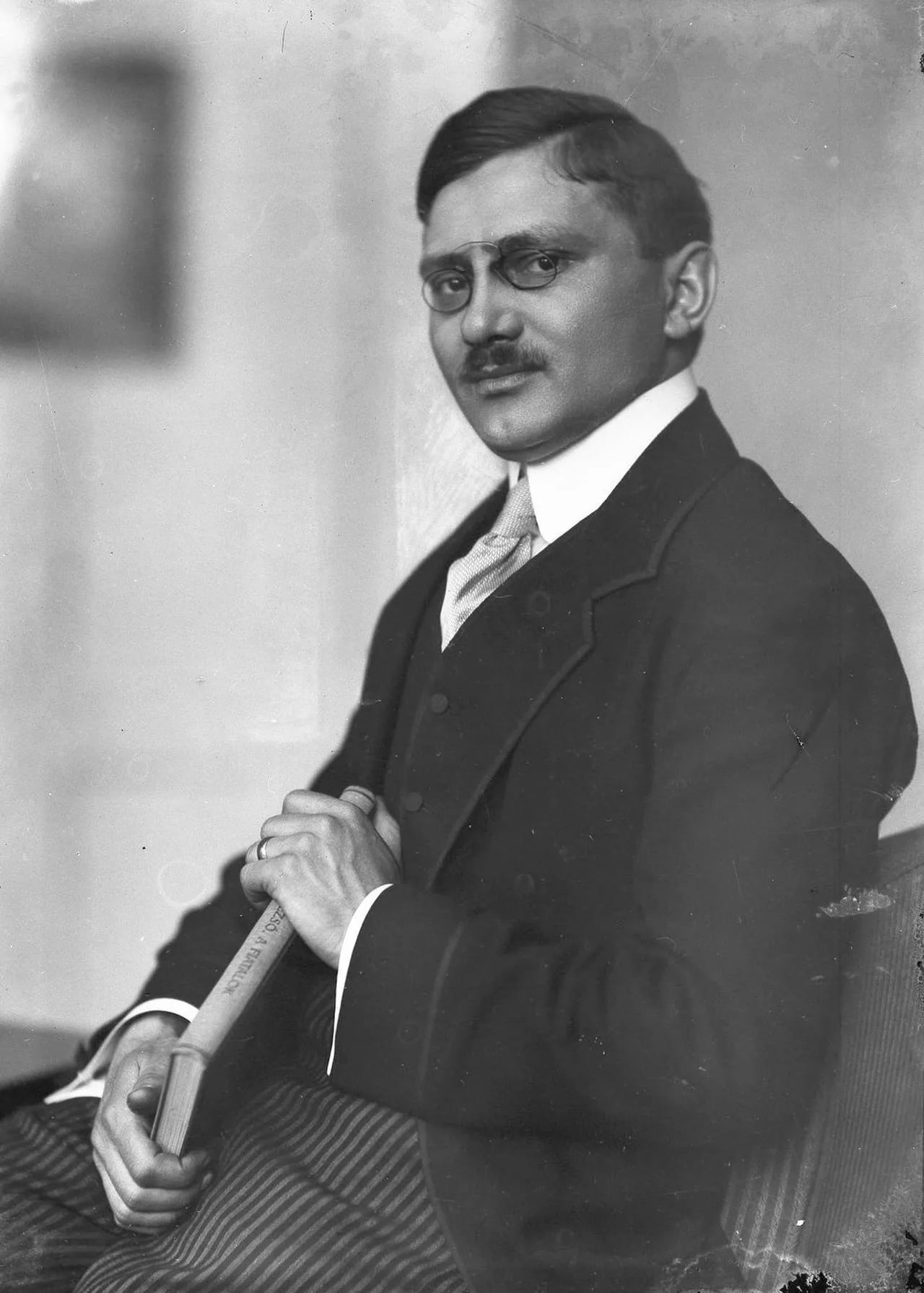 Porträt von Lajos Ady (1881–1940) – Gedenkseite