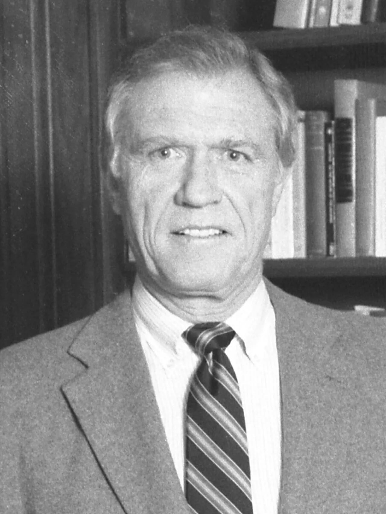 Porträt von Charles E. Young (1931–2023) – Gedenkseite