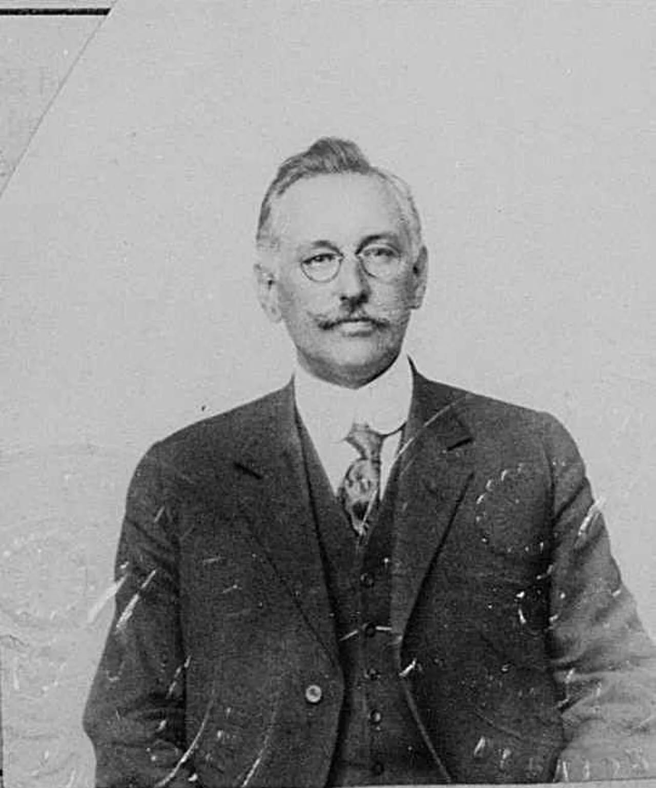 Portrait of Charles F. Van de Water (1872–1920) – memorial page