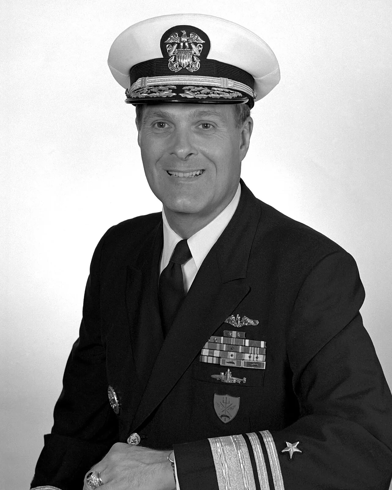 Porträt von Charles R. Larson (1936–2014) – Gedenkseite