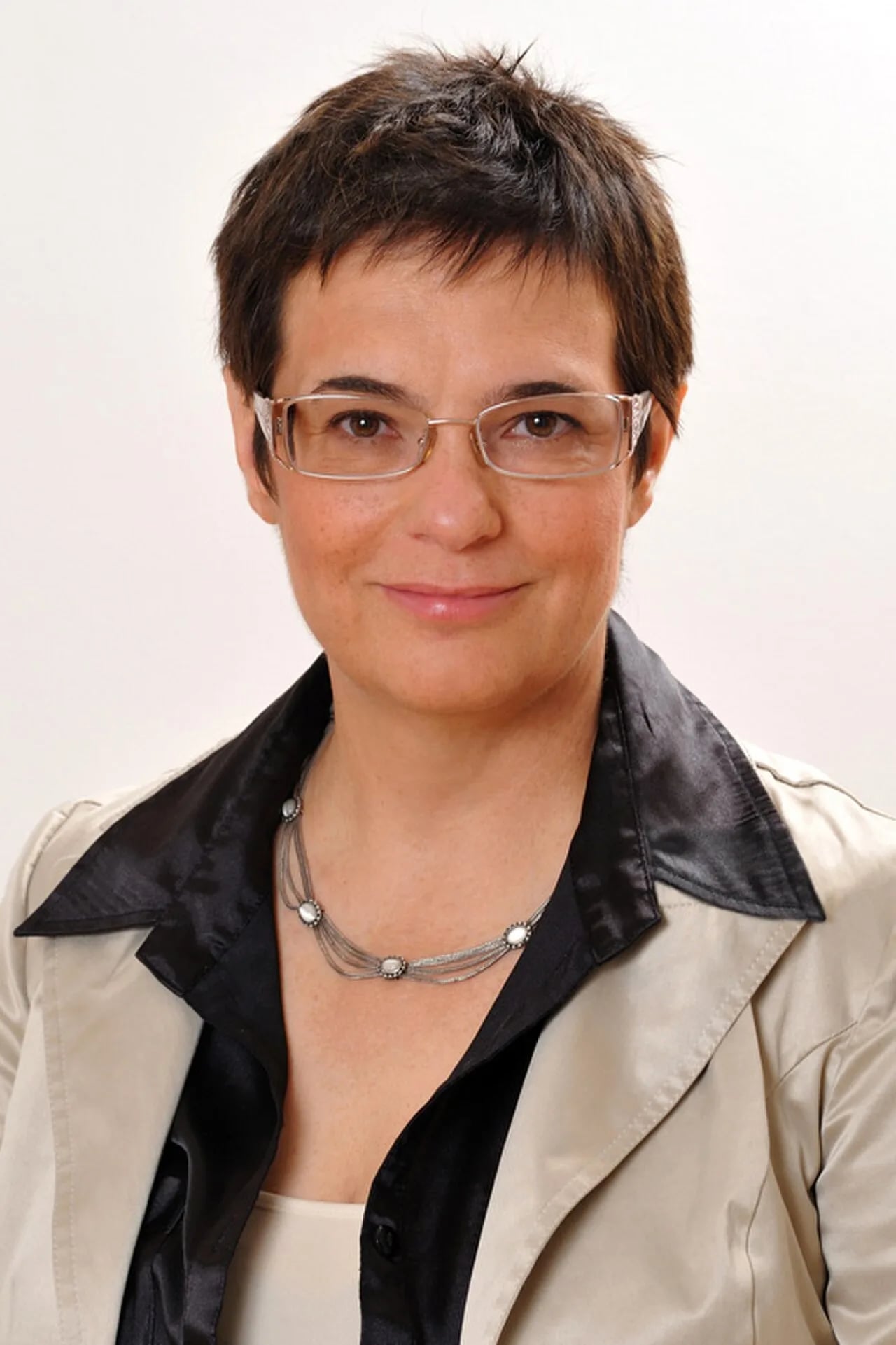 Portrait of Annamária Szalai (1961–2013) – memorial page