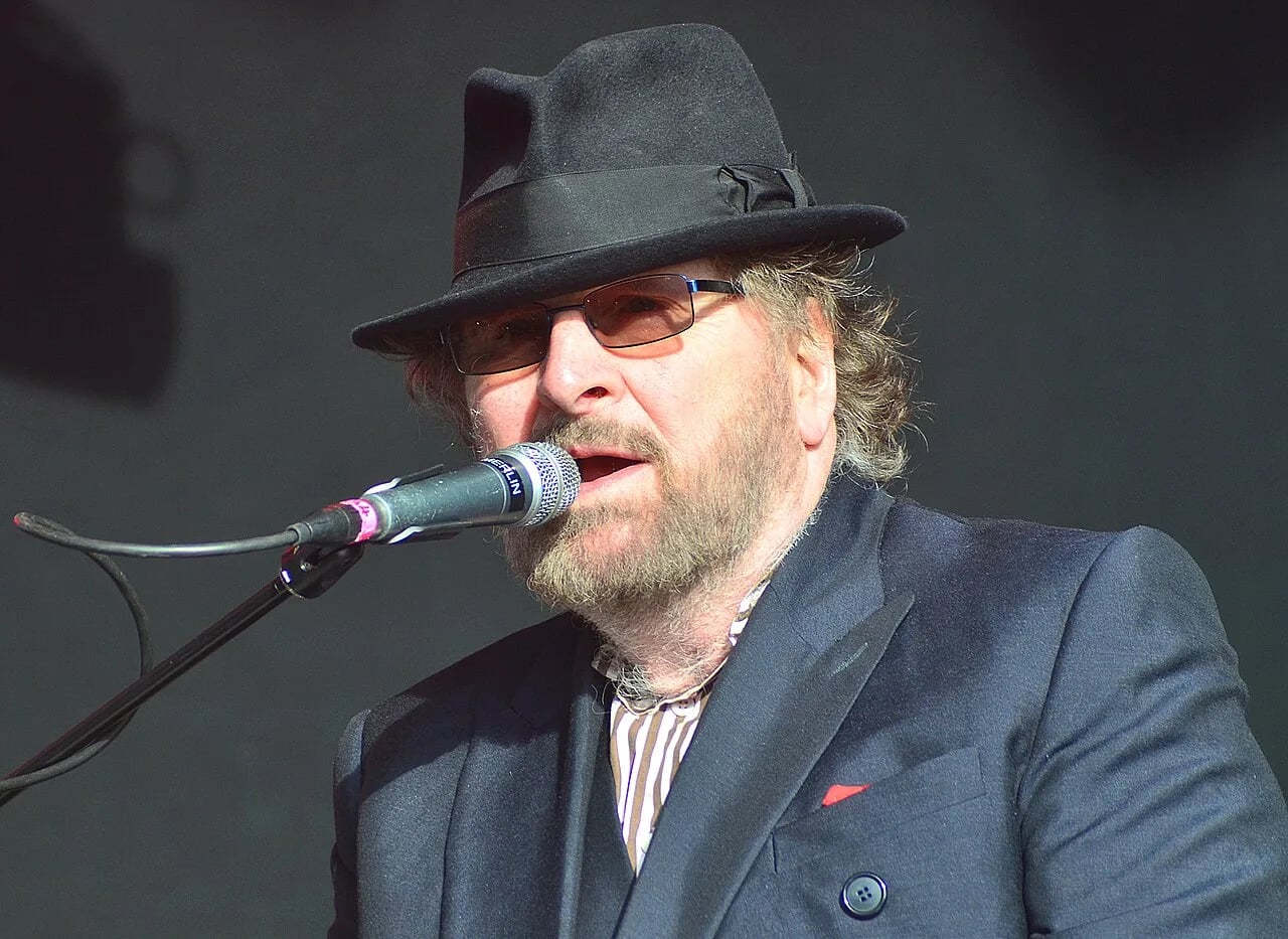 Portrait of Chas Hodges (1943–2018) – memorial page