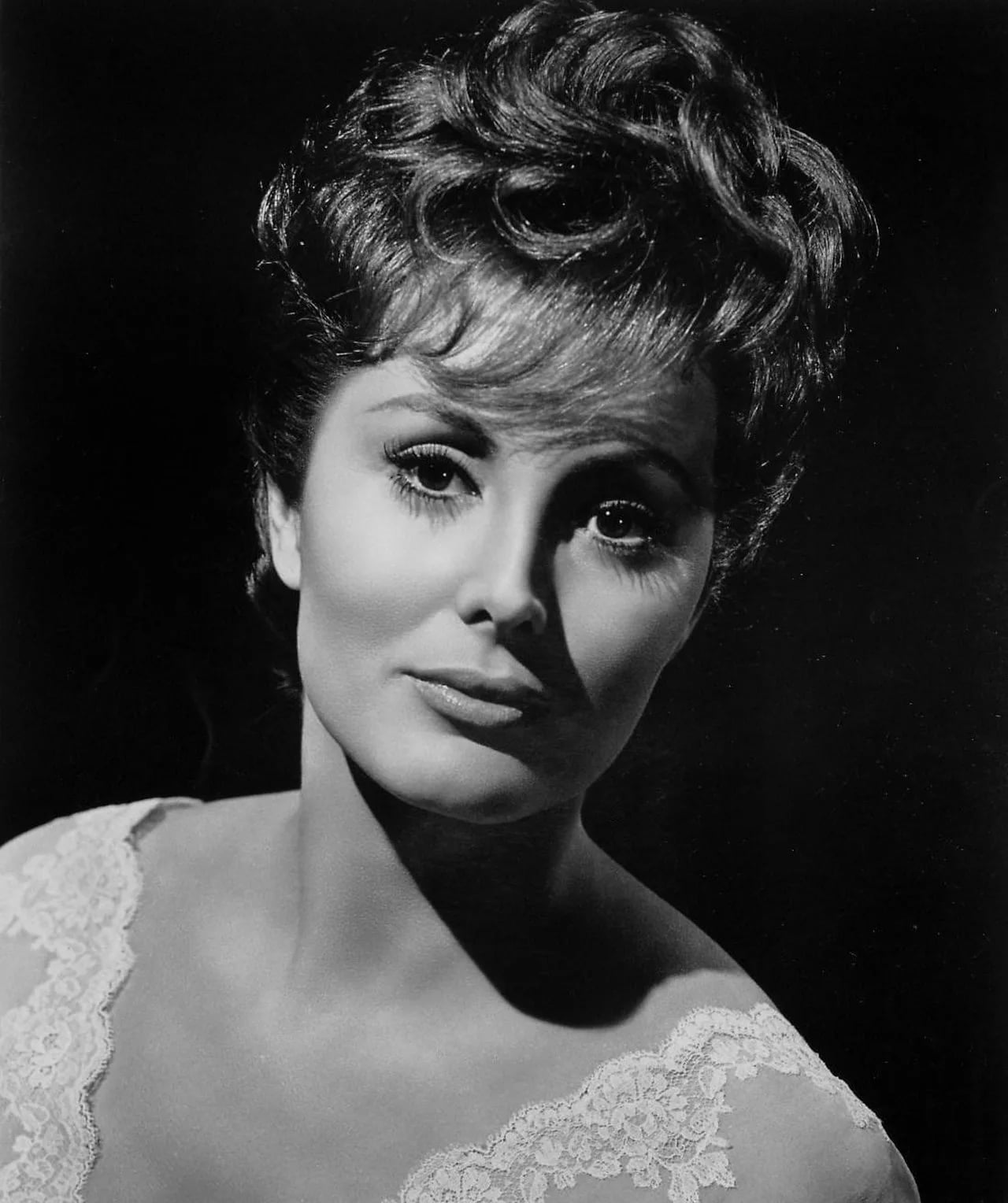 Portrait of Charlene Holt (1928–1996) – memorial page