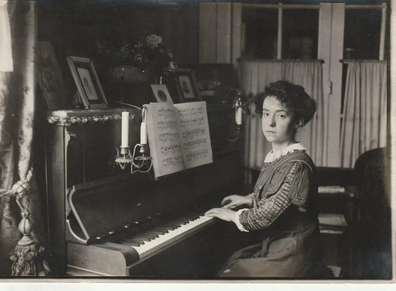 Portrait of Marguerite Rouvière (1889–1966) – memorial page