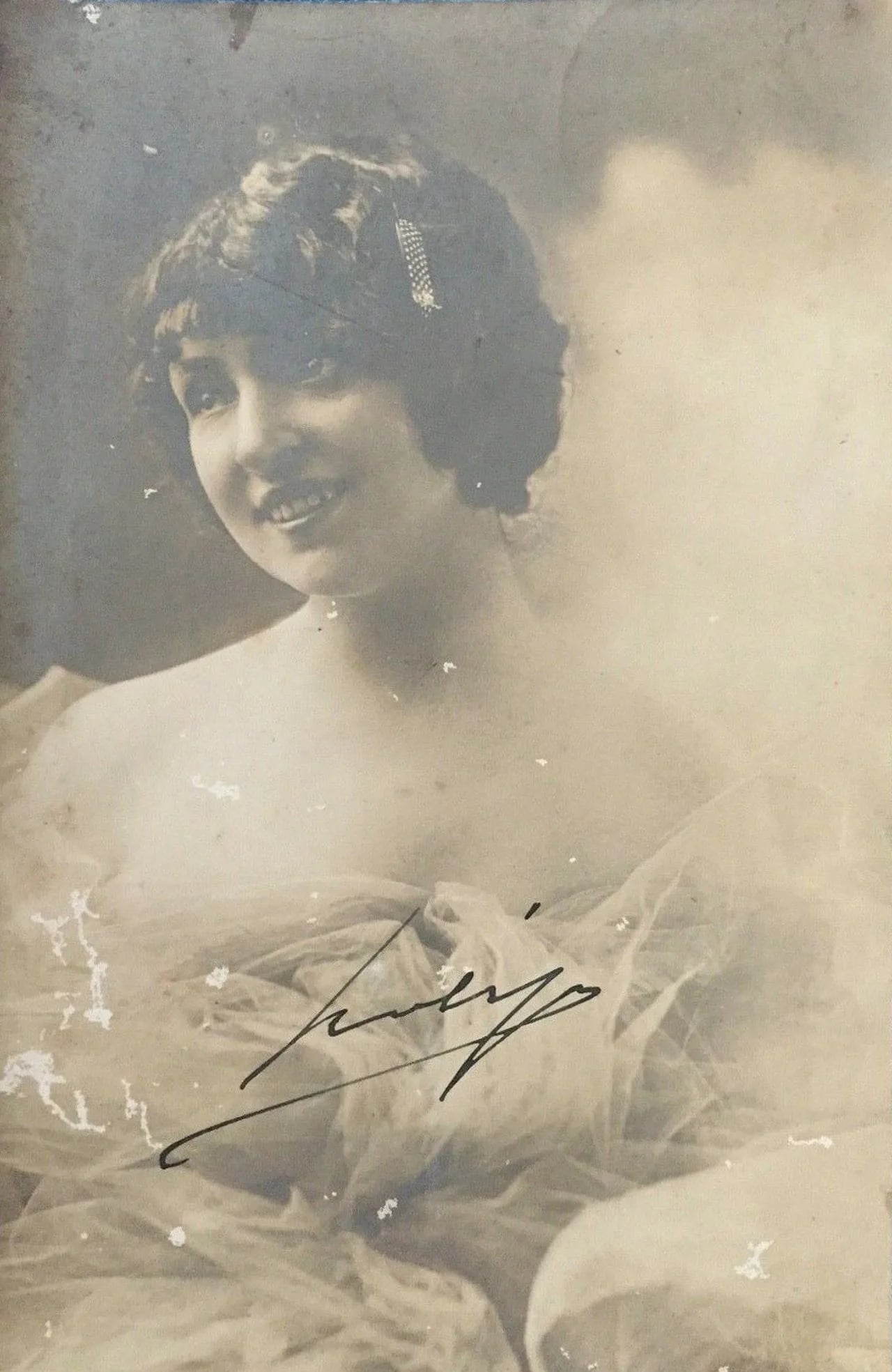 Porträt von Cybele Andrianou (1888–1978) – Gedenkseite